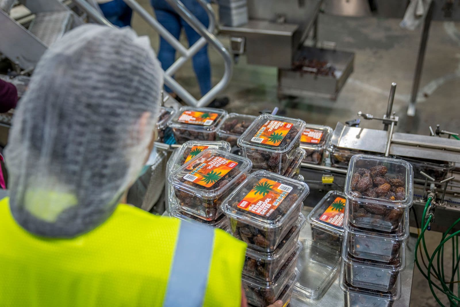 Modern gıda paketleme tesisinde üretim hattı