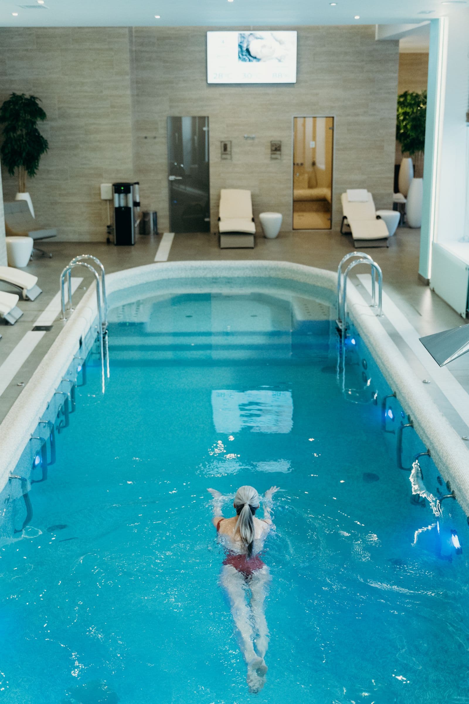 Lüks bir wellness resort havuzunda dinlenme alanı