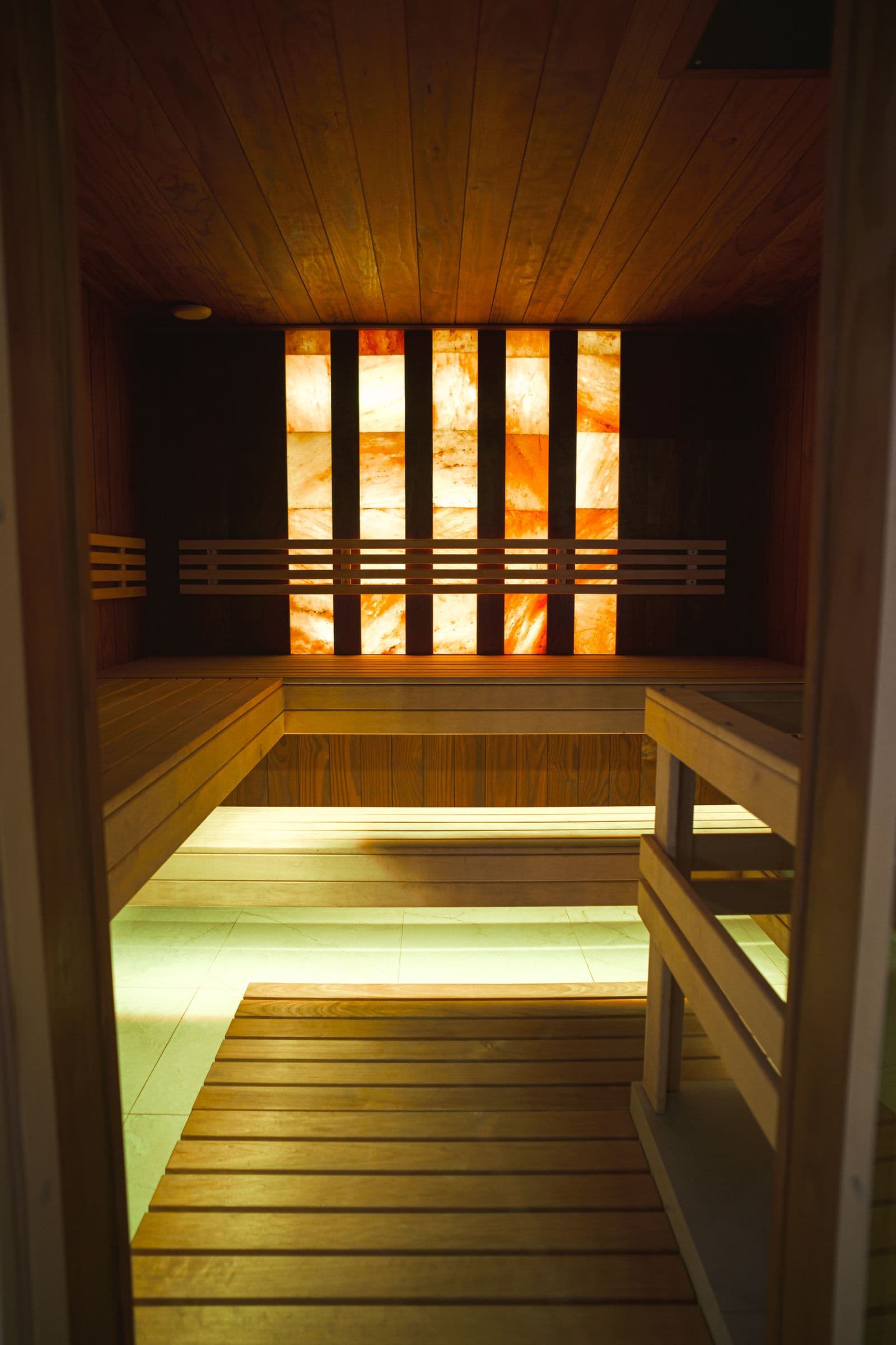 Sıcak, sakin bir wellness/spa iç mekanı