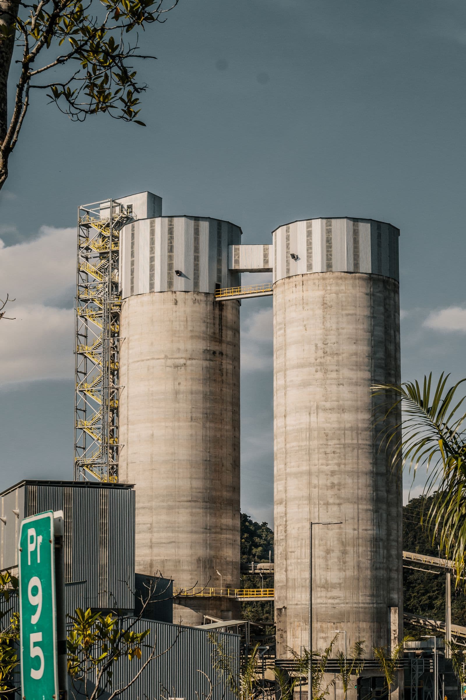 Beton santrali silosları (temsili görsel)
