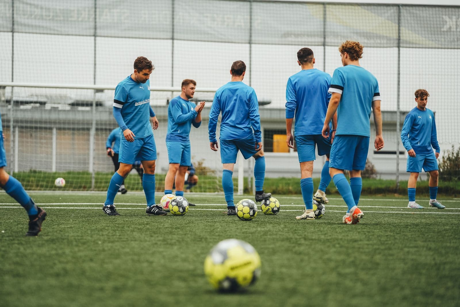 Genç sporcuların antrenman yaptığı bir futbol sahası